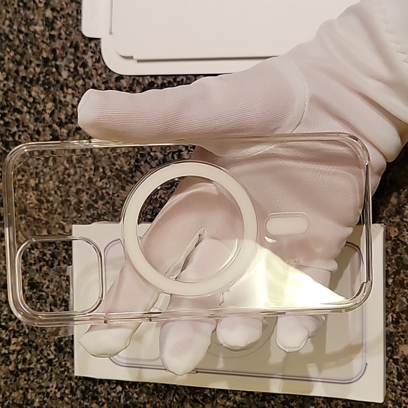 Authentic iphone 12/12 Pro Clear Case MagSafe - Picture 3 of 16